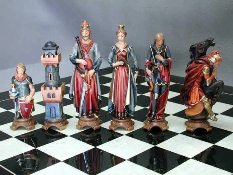 Juego de Ajedrez "Renacimiento Pintado al Óleo" en Madera de los Alpes Maciza Esculpido Tradicionalmente - Contáctenos para Verificar Disponibilidad - Imagen 2