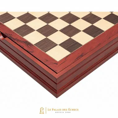 Tablero de ajedrez en madera de nogal y arce, detalle de la esquina y las casillas