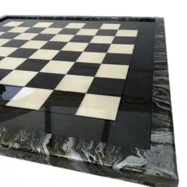 Alternative view of Tablero de ajedrez de madera de brezo gris con marco lacado