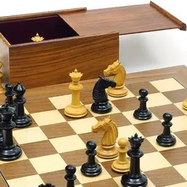 Caja de almacenamiento de madera abierta junto al rey y las piezas sobre el tablero