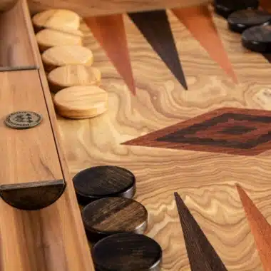 Backgammon de madera de olivo con soportes laterales - Imagen 3