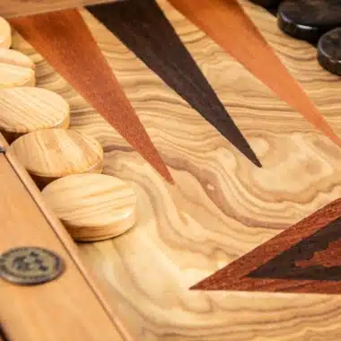 Backgammon de madera de olivo con soportes laterales - Imagen 4