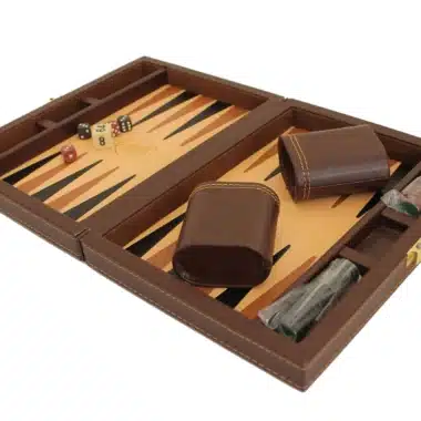 Backgammon Lounge en símil piel marrón abierto con fichas, dados y cubiletes