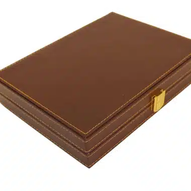 Backgammon Lounge en símil piel marrón italiano, caja cerrada vista de tres cuartos