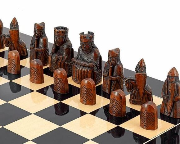 Juego "Isla de Lewis" Tablero de ajedrez de madera maciza lacada y juego de ajedrez de resina