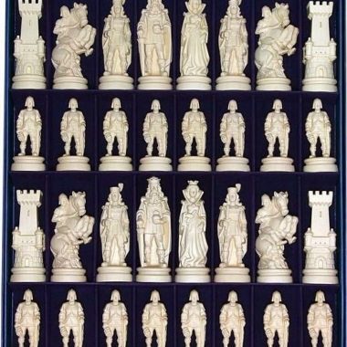 Jeu d'Echecs "Bergame Bouclier Côté Bois Naturel" en Bois des Alpes Massif Sculpté Traditionnellement