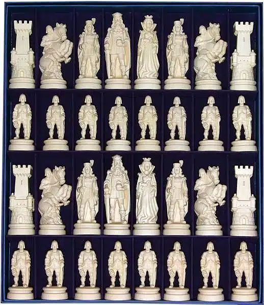 Jeu d'Echecs "Bergame Bouclier Côté Bois Naturel" en Bois des Alpes Massif Sculpté Traditionnellement
