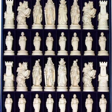 Jeu d'Echecs "Bergame Bouclier Face Bois Naturel" en Bois des Alpes Massif Sculpté Traditionnellement