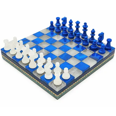 Juego de ajedrez completo en mármol azul y blanco, vista general sobre la caja