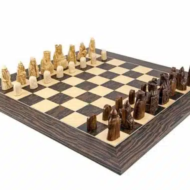 Tablero de ajedrez de ébano y arce "Island of Lewis" y juego de ajedrez de resina