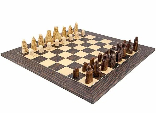 Tablero de ajedrez de ébano y arce "Island of Lewis" y juego de ajedrez de resina