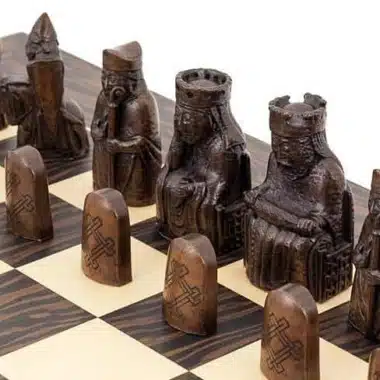Tablero de ajedrez de ébano y arce "Island of Lewis" y juego de ajedrez de resina