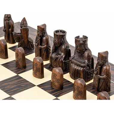 Tablero de ajedrez de ébano y arce "Island of Lewis" y juego de ajedrez de resina