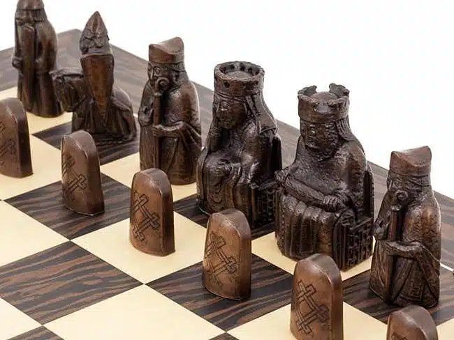 Tablero de ajedrez de ébano y arce "Island of Lewis" y juego de ajedrez de resina