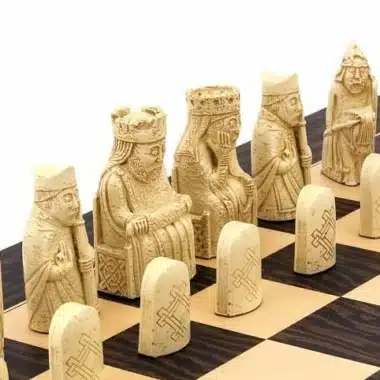 Tablero de ajedrez de ébano y arce "Island of Lewis" y juego de ajedrez de resina