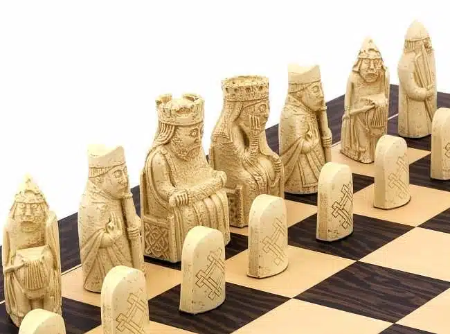 Tablero de ajedrez de ébano y arce "Island of Lewis" y juego de ajedrez de resina