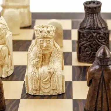 Tablero de ajedrez de ébano y arce "Island of Lewis" y juego de ajedrez de resina