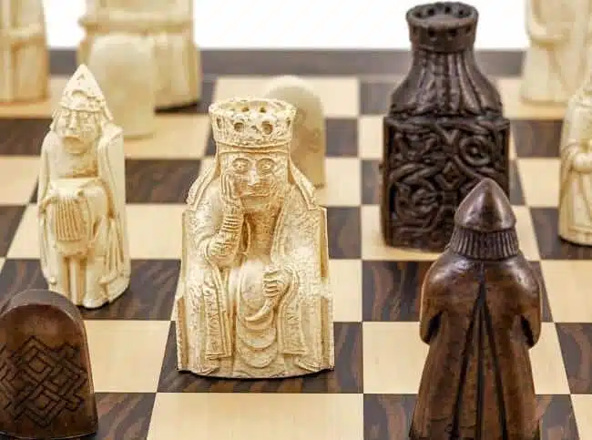 Tablero de ajedrez de ébano y arce "Island of Lewis" y juego de ajedrez de resina