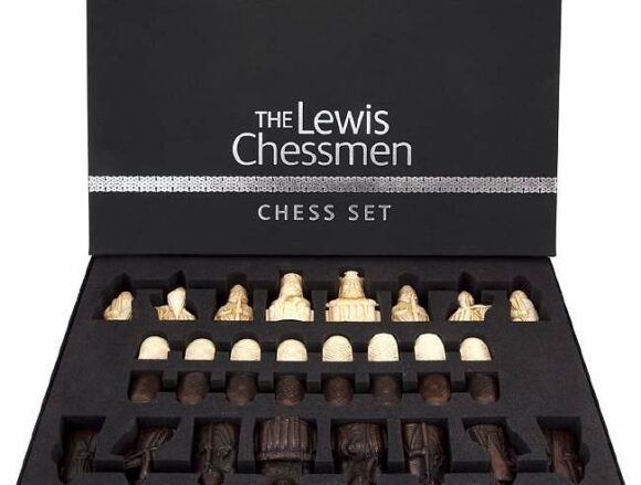 Tablero de ajedrez de ébano y arce "Island of Lewis" y juego de ajedrez de resina