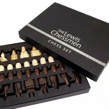Tablero de ajedrez de ébano y arce "Island of Lewis" y juego de ajedrez de resina