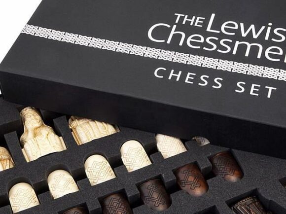Tablero de ajedrez de ébano y arce "Island of Lewis" y juego de ajedrez de resina