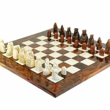 Juego de ajedrez Isla de Lewis completo sobre tablero de olmo y brezo lacado