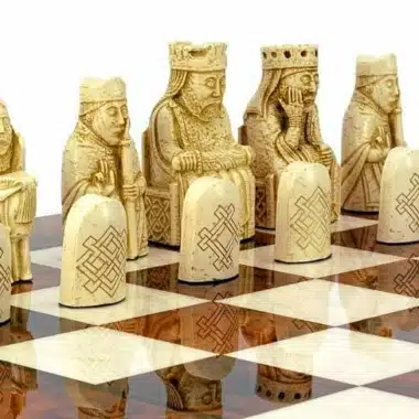 Piezas claras de resina Isla de Lewis con reyes y obispos detallados