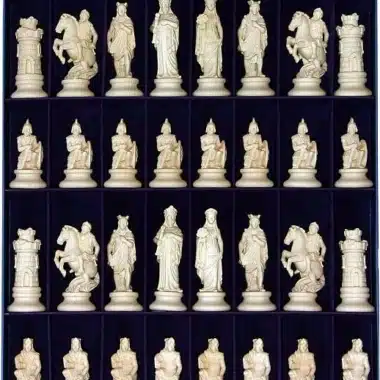 Jeu d'Echecs "Etrusque Bois Naturel" en Bois des Alpes Massif Sculpté Traditionnellement