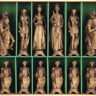 Juego de ajedrez del Renacimiento, dorado y encerado en madera maciza alpina tallada tradicionalmente