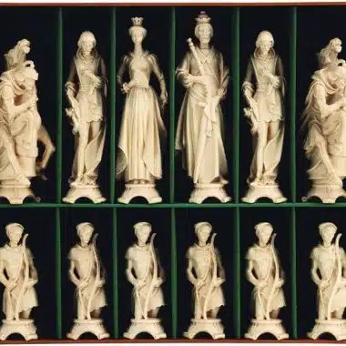 Juego de ajedrez del Renacimiento, dorado y encerado en madera maciza alpina tallada tradicionalmente