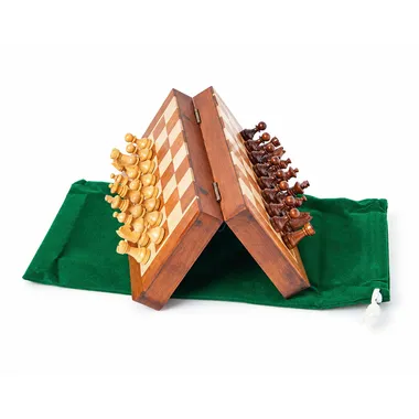 Juego de ajedrez de viaje magnético de madera, abierto en triángulo sobre bolsa verde