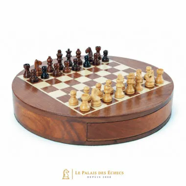 Juego de viaje redondo de madera, tablero y piezas en posición de juego