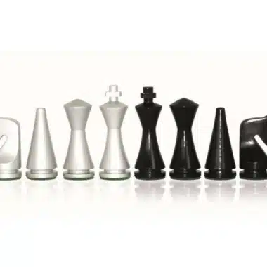 Juego de ajedrez Pirámide Moderna con piezas negras y plateadas frente a frente