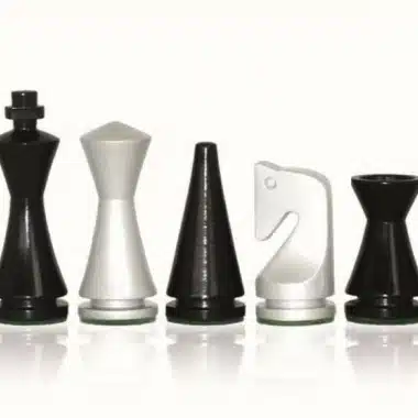 Moderno juego de ajedrez piramidal de madera lacada en blanco y negro