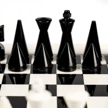 Moderno juego de pirámides blancas Tablero de ajedrez de madera maciza lacada en blanco y juego de ajedrez de madera lacada en blanco y negro - Imagen 6
