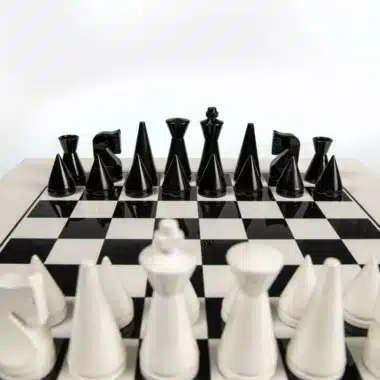 Moderno juego de pirámides blancas Tablero de ajedrez de madera maciza lacada en blanco y juego de ajedrez de madera lacada en blanco y negro - Imagen 5