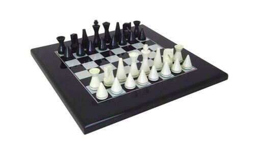 Juego "Pirámide Moderna" Tablero de ajedrez de madera maciza lacado en negro y Juego de ajedrez de madera maciza lacado en blanco y negro