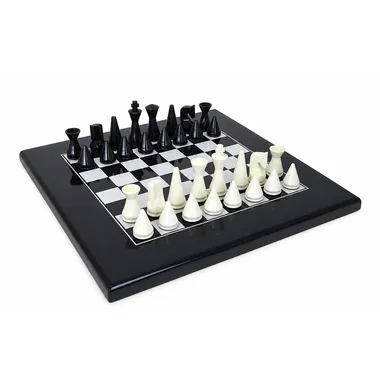 Juego "Pirámide Moderna" Tablero de ajedrez de madera maciza lacado en negro y Juego de ajedrez de madera maciza lacado en blanco y negro
