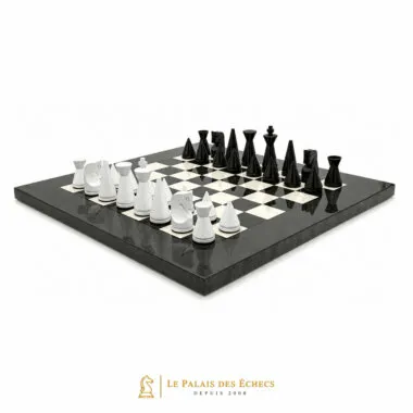 Juego de ajedrez completo Pirámide Moderno visto desde arriba sobre tablero gris brezo y arce