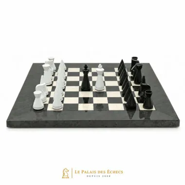 Reyes negro y blanco cara a cara sobre el tablero de madera de brezo y arce