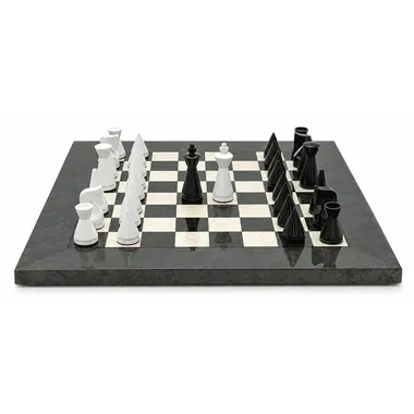 Reyes negro y blanco cara a cara sobre el tablero de madera de brezo y arce