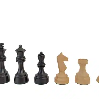 Piezas de ajedrez Débutant III en madera negra y natural alineadas