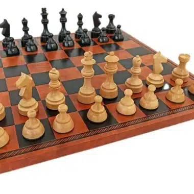 Juego de ajedrez Débutant III colocado sobre el tablero de símil cuero