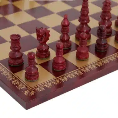 Piezas rojas Ecarlate en primer plano sobre el tablero, detalle de la torre y los peones
