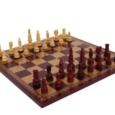 Juego de ajedrez completo Ecarlate, piezas rojas y marfil sobre tablero de polipiel