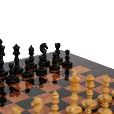 Detalle de las piezas negras de ébano alineadas en el tablero laqueado Emporium II