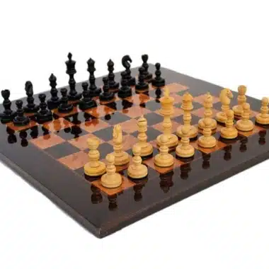 Juego de ajedrez Emporium II completo: piezas de ébano frente al tablero de madera laqueada