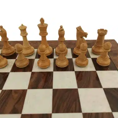 Piezas claras de madera dispuestas sobre el tablero de raíz de nogal, vista detallada