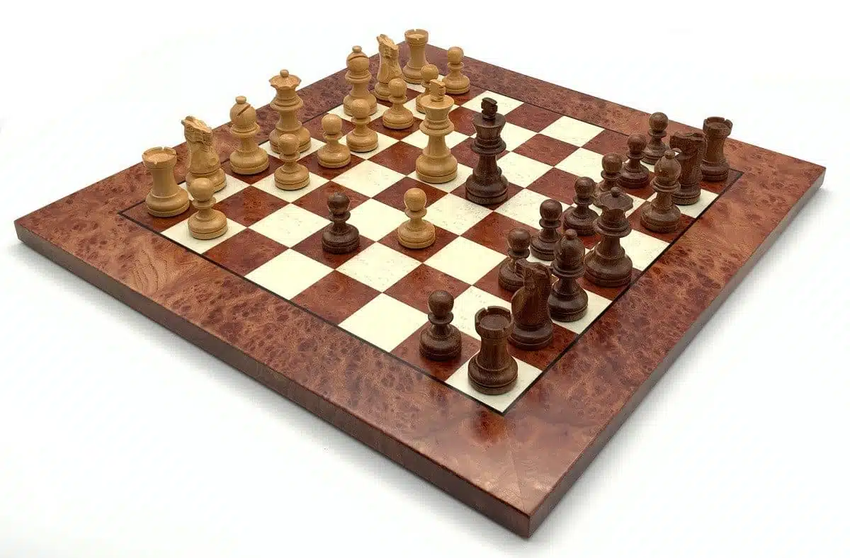 Conjunto Classic XVII Tablero de Ajedrez de Madera de Olmo y Brezo y Piezas de Ajedrez de Madera de Rosa Dorada