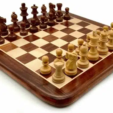 Conjunto Classic XII Tablero de Ajedrez en Madera de Rosa Dorada y Juego de Ajedrez en Madera de Rosa Dorada